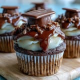 Simple Graduation Cupcakes with Cap Toppers: festive vanilla cupcakes topped with buttercream and edible graduation caps, perfect for celebrating achievements.