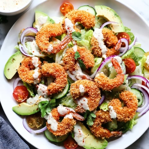 Golden and crispy Spicy Crispy Shrimp Salad: a delicious mix of textures, perfect for a fresh, flavorful meal.
